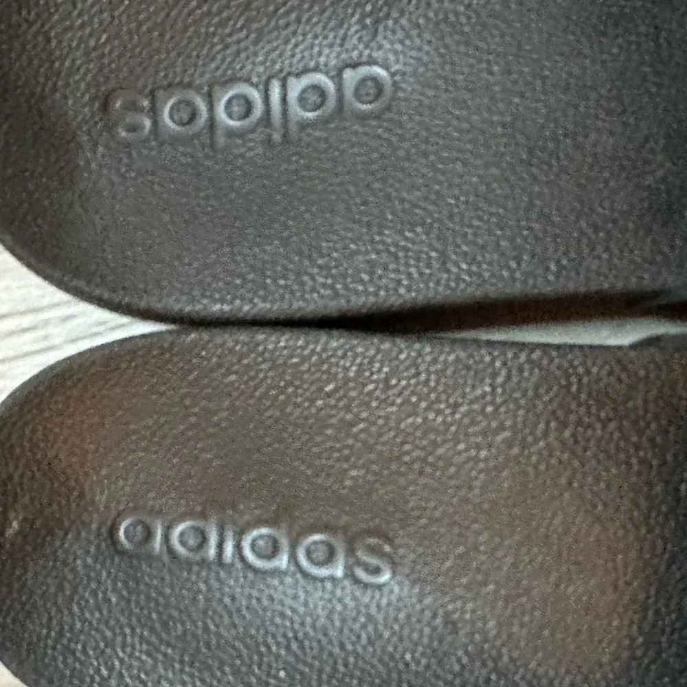 NWOT ADIDAS Girls Sliders size 4 Black and white
